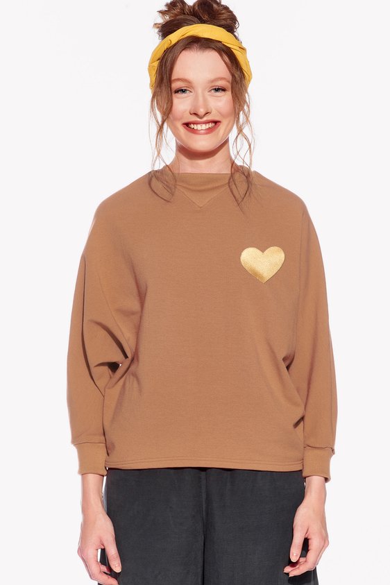 Kapucnis pulóver szívvel