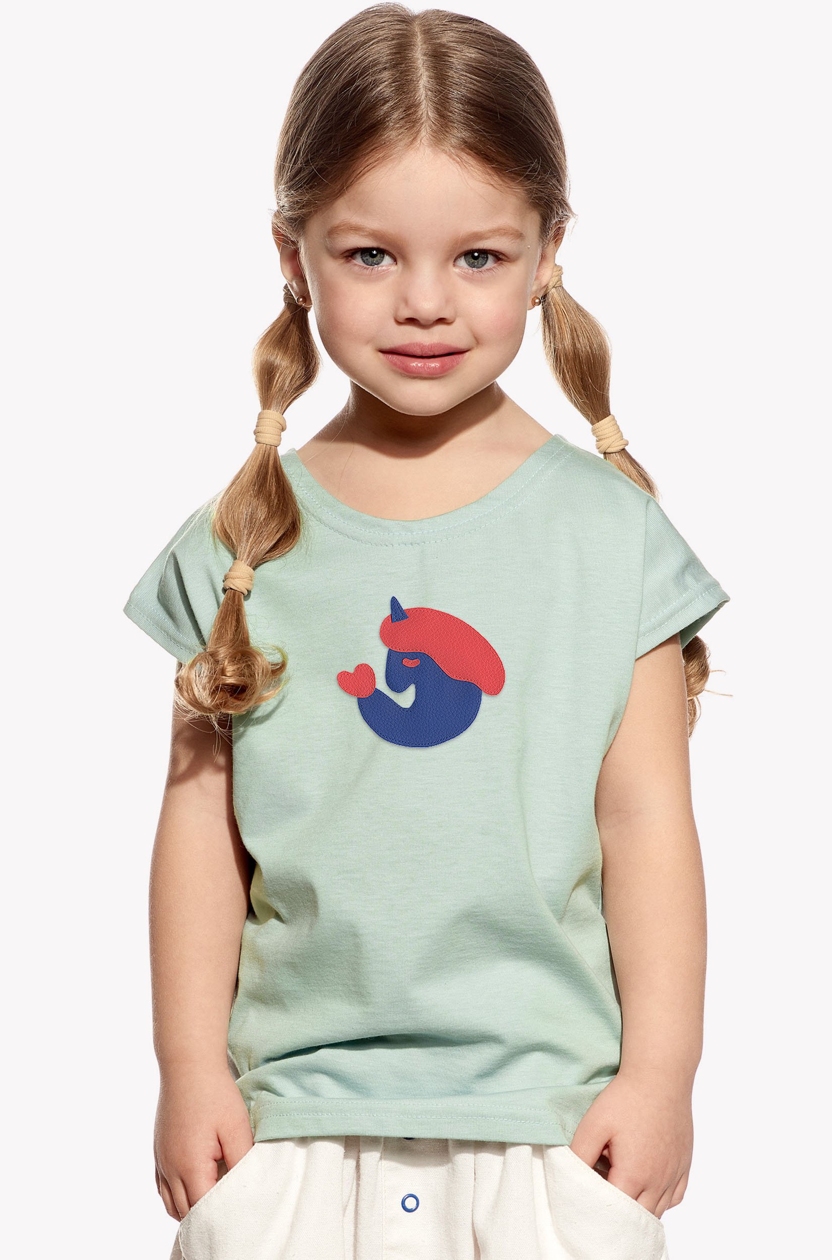 Shirt a unicorn in love